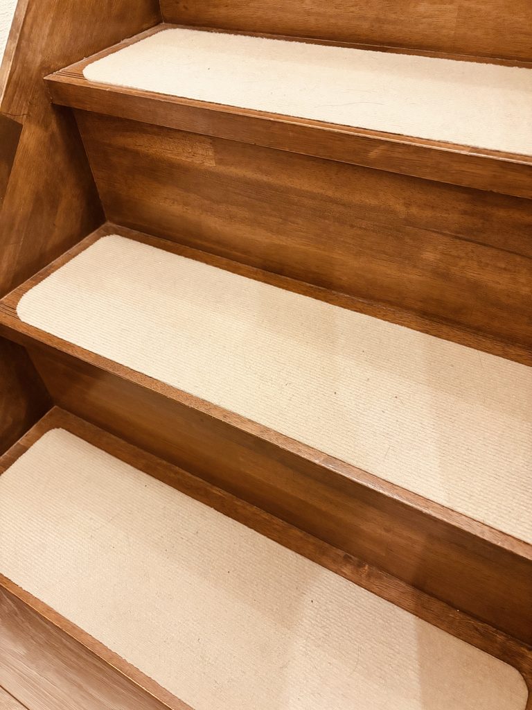 滑り止め用のマットを敷いた階段